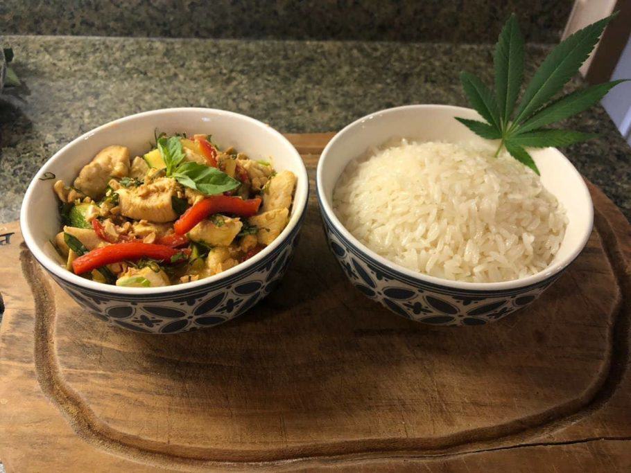 Curri verd Thai de pollastre i verdures al Cànnabis